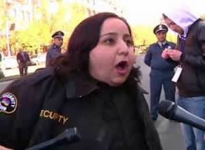 Ցուցարարները ծաղիկներ բաժանեցին ոստիկաններին