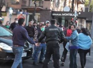 Տեսանյութ, ինչպես ոստիկանները ուժ կիրառեցին առավոտյան