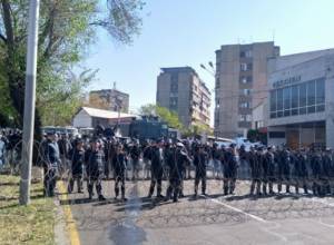 «Ելքի» պատգամավորները մտնում են ԱԺ