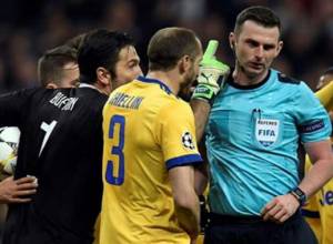 Ֆուտբոլի մրցավար Մայքլ Օլիվերին թիկնապահ են հատկացրել