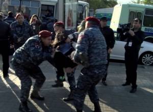 LIVE. Police gather more force