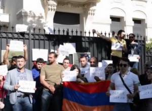 Армяне Марселя вынесли фотографию Сержа Саргсяна из здания Консульства РА и сожгли ее