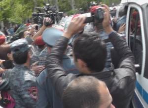 Задержали демонстрантов на площади Франции