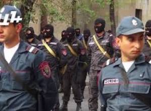 Դիմակներով ոստիկաններ