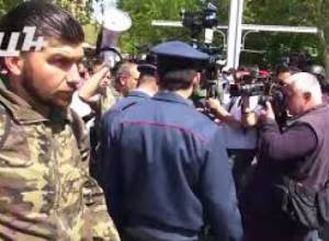 Ցուցարարները անարգել մտան Բաղրամյան պողոտա