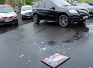 Serzh Sargsyan's picture broken in middle of street