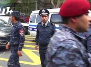 Մաշտոցի պողոտայում թեժ էր.ոստիկանները բերման են ենթարկում ակցիայի մասնակիցներին