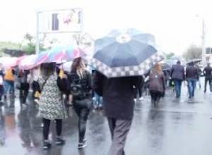 Տոնավաճառի աշխատակիցները գործադուլ  եւ երթ են անում
