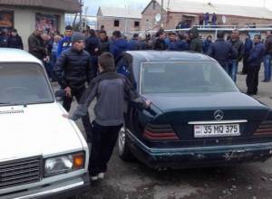 Գյուղացիները փակել են Մեծ Մանթաշից Երեւան տանող ճանապարհը
