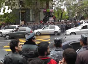 Ոստիկաններին չի հաջողվում երթևեկելի հատվածից հեռացնել ակտիվիստներին