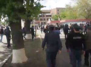 Nikol Pashinyan and Sasun Mikaelyan detained