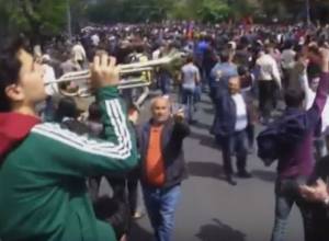 Live. Երթն այս  պահին  Խանջյան փողոցում է