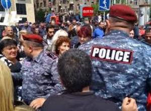 Վերնիսաժից մարդկանց  բերման են ենթարկում
