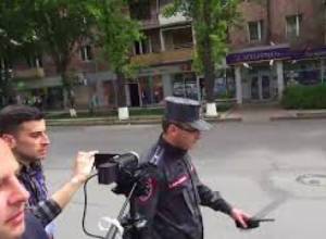 Քաղաքացին դիմում է ոստիկանին