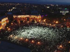 Rally on Republic Square. LIVE