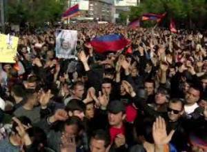 Բազմահազարանոց «հու» Շենգավիթի ոստիկանության մոտ
