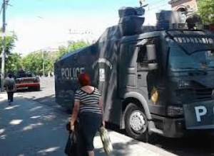 Փշալարեր և զինտեխնիկա՝ Բաղրամյանում