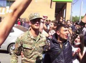 Զիվորականները միացան ցուցարարներին