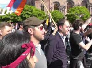 Հրապարակը թնդում է