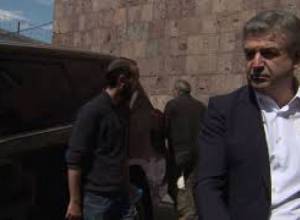 Կարեն Կարապետյանը սեղմում է Նիկոլ Փաշինյանի ձեռքը
