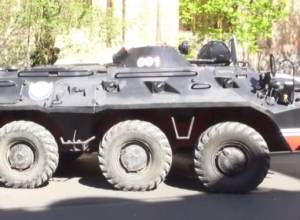 Скопление полицейской техники на улице Мелика Адамяна