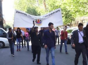 Պատերազմի մասնակիցները կենդանի պատ՝ ցուցարարների և ոստիկանների միջև