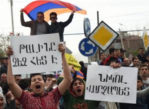 Nikol Pashinyan's car rally goes to Gyumri by stops