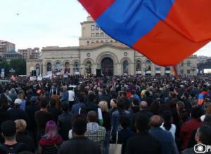 LIVE. Հավաքվածները Նիկոլ Փաշինյանի ելույթին երկար չսպասեցին