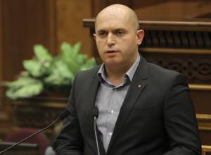 Լեւոն Տեր-Պետրոսյանին, Կարեն Դեմիրճյանին Նիկոլ Փաշինյանը զիջում է. Արմեն Աշոտյան