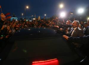 Live: Никол Пашинян и граждане встречают Сержа Танкяна