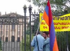 Այս պահին Ազգային Ժողովի դիմաց