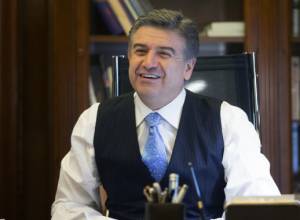 Karen Karapetyan congratulates Pashinyan and steps down