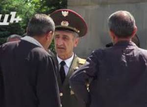 Զինվորականները Եռաբլուրում