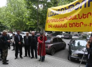 Two groups of protesters at RA Prosecutor General's Office