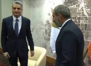 PM Pashinyan mets with Tigran Sargsyan in Sochi
