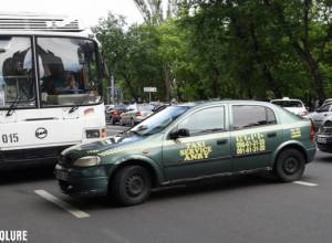 Taxi drivers close Baghramyan Street