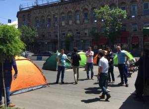 Supporters of &quot;Sasna Tsrer&quot; reopen Arshakunyats Avenue