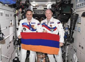 Флаги Армении и Еревана путешествуют в космосе