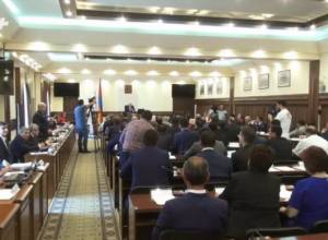 Երևանի «անհոտ և անգույն» ավագանու նիստ. Բախշյան