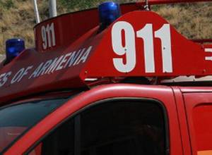 В Ереване обвалился балкон 15-го этажа и упал на автомобиль