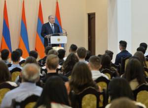 Armen Sargsyan receives Armenian students of California High School