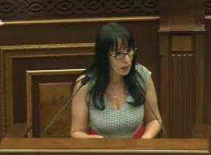 Աննախադեպ ֆոկուս բլեֆային ժանրից. Նաիրա Զոհրաբյանը ՀՀԿ-ականներին հիշեցրեց իրենց ծրագրերի մասին