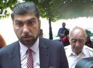 Կառավարության դիմաց քաղաքացիները սպասում են պաշտոնյաների