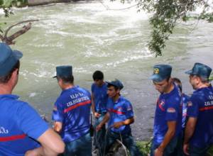 Rescuers take citizen out of river