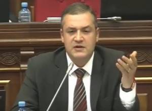 По-одному перечислите имена тех, кто сьел деньги: Тигран Уриханян