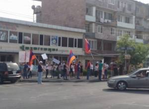 LIVE. Protest actions in Ejmiatsin