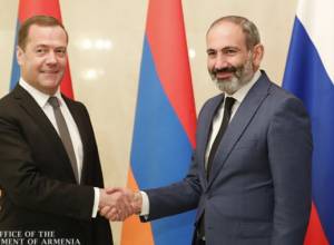 Пашинян после встречи с Медведевым будет смотреть футбол