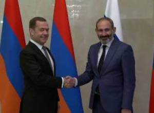 Փաշինյանը հանդիպել է Մեդվեդեւին
