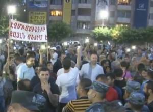 Էջմիածնում շարունակվում են ցույցերը