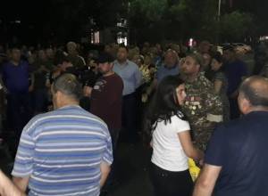 ԱԱԾ-ի դիմաց հավաքված Մանվել Գրիգորյանի աջակիցերը ավարտեցին այսօրվա ակցիան